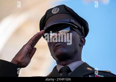 Arlington, Vereinigte Staaten. 11 novembre 2024. Un membre du service salue l'hymne national joué lors de la célébration de la Journée nationale des anciens combattants au Memorial Amphitheater du cimetière national d'Arlington, en Virginie, le lundi 11 novembre 2024. Crédit : Bonnie Cash/Pool via CNP/dpa/Alamy Live News Banque D'Images