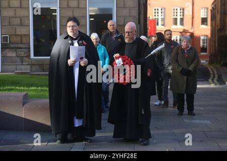 Jour de l'Armistice, Cathédrale de Newcastle, St Nicholas Square, les gens se rassemblent pour l'anniversaire de l'Armistice en signant avec le révérend Canon Lee Batson, le doyen de Newcastle qui mène un court acte de mémoire, suivi par la pose de coquelicots, Newcastle upon Tyne, Royaume-Uni, 11 novembre 2024, crédit : DEW/Alamy Live News Banque D'Images