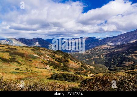 Vue depuis le col de Vilyuchinsky vers les montagnes et les vallées. Petropavlovsk-Kamtchatsky, Kamtchatka, Russie. Banque D'Images