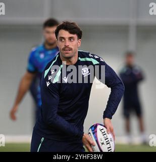 Centre sportif Oriam . Édimbourg Écosse Royaume-Uni 11 novembre 24. ESSAIS D'AUTOMNE 2024/25 Ecosse séance d'entraînement avant le match contre le Portugal Adam Hastings Écosse crédit : eric mccowat/Alamy Live News Banque D'Images