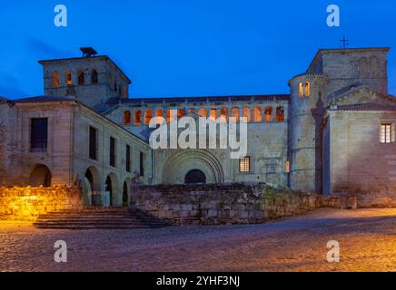 La collégiale romane Santa Juliana dans la ville historique et médiévale de Santillana del Mar, située en Cantabrie, Espagne. Banque D'Images