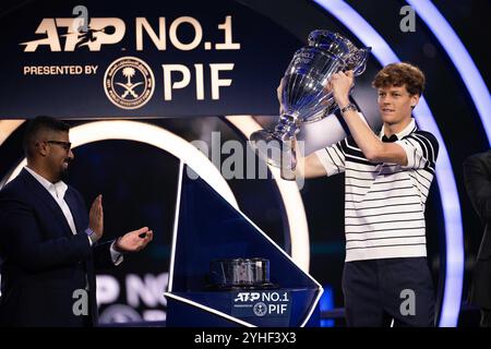 Torino, Italie. 11 novembre 2024. Jannik Sinner reçoit le trophée de l'ATP Year-end No.1 à l'Inalpi Arena de Turin, Italie - Sport - lundi 11 novembre 2024. (Photo de Marco Alpozzi/Lapresse) crédit : LaPresse/Alamy Live News Banque D'Images