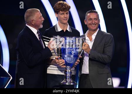 Torino, Italie. 11 novembre 2024. Jannik Sinner reçoit le trophée de l'ATP Year-end No.1 à l'Inalpi Arena de Turin, Italie - Sport - lundi 11 novembre 2024. (Photo de Marco Alpozzi/Lapresse) crédit : LaPresse/Alamy Live News Banque D'Images