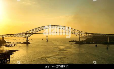 Panama City, Panama - 22 janvier 2024 : silhouette d'un voilier Windstar à l'aube au Pont des Amériques au début du canal de Panama Banque D'Images