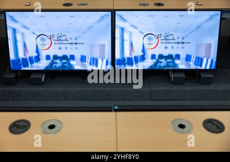 Berlin, Allemagne. 11 novembre 2024. Vue sur une table à deux moniteurs de l'Office fédéral de la police criminelle. Depuis sa création à Berlin en 2004, la GTAZ joue un rôle central dans la lutte contre le terrorisme international. Crédit : Hannes P. Albert/dpa/Alamy Live News Banque D'Images