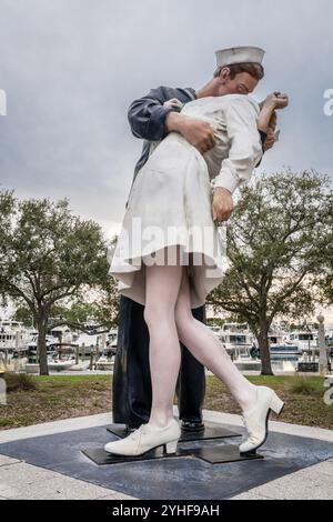 Sarasota, FL, 20 décembre 2023 : statue de reddition inconditionnelle par Seward Johnson dans Bayfront Park à Sarasota, Floride Banque D'Images