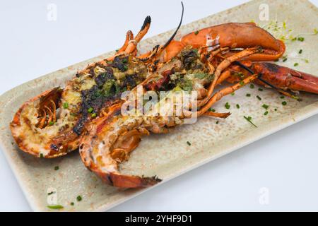 Un homard grillé coupé en deux Banque D'Images