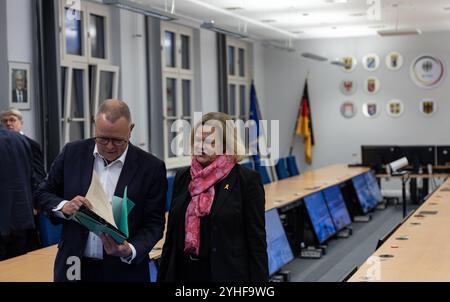 Berlin, Allemagne. 11 novembre 2024. Michael Stübgen, président de la Conférence des ministres de l'intérieur (IMK) et Nancy Faeser (SPD), ministre fédérale de l'intérieur et de l'intérieur, discutent après une déclaration à l'Office fédéral de la police criminelle. Depuis sa fondation à Berlin en 2004, la GTAZ joue un rôle central dans la lutte contre le terrorisme international. Crédit : Hannes P Albert/dpa/Alamy Live News Banque D'Images