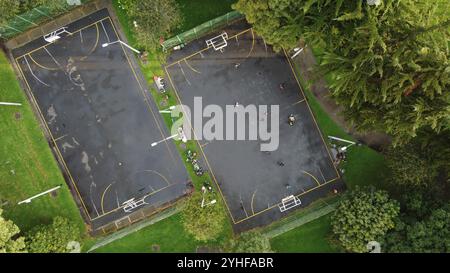 Vue aérienne sur les terrains de basket-ball, et parc verdoyant avec des arbres dans la capitale andine de haute altitude, Bogota Banque D'Images