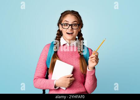 Adolescente en lunettes et avec des carnets Banque D'Images