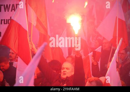 Varsovie, Pologne. 11 novembre 2024. Les gens participent à une marche marquant le jour de l'indépendance de la Pologne à Varsovie, Pologne, le 11 novembre 2024. Crédit : Jaap Arriens/Xinhua/Alamy Live News Banque D'Images