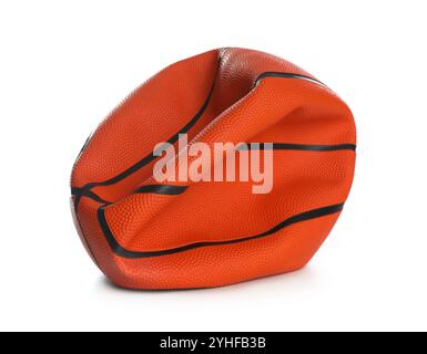 Un ballon de basket-ball dégonflé isolé sur blanc Banque D'Images