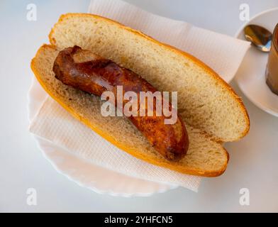 Le snack copieux est une baguette croustillante farcie de saucisses grasses juteuses Banque D'Images