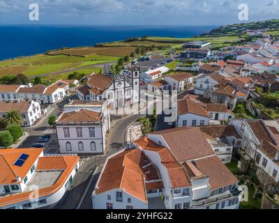 Nordeste ville avec une église, Sao Miguel île, les Açores, Portugal. Vue aérienne par drone Banque D'Images