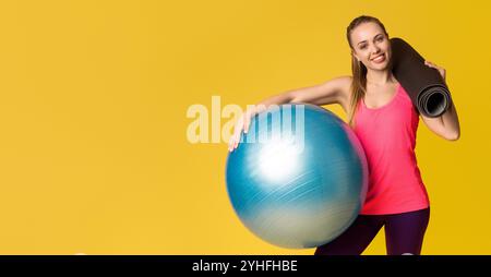Portrait de la femme sportive avec Fitball et tapis de yoga Mains Banque D'Images