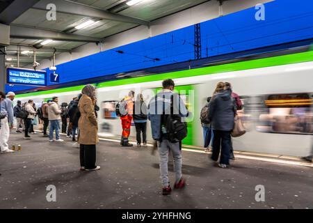 Fahrgäste Warten auf Bahnsteig 7, des Hauptbahnhof von Essen auf einen Regionalzug, NRW, Deutschland, Bahnverkehr E HBF *** passagers en attente d'un train régional sur le quai 7, gare principale d'Essen, NRW, Allemagne, trafic ferroviaire E HBF Banque D'Images