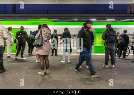 Fahrgäste Warten auf Bahnsteig 7, des Hauptbahnhof von Essen auf einen Regionalzug, NRW, Deutschland, Bahnverkehr E HBF *** passagers en attente d'un train régional sur le quai 7, gare principale d'Essen, NRW, Allemagne, trafic ferroviaire E HBF Banque D'Images