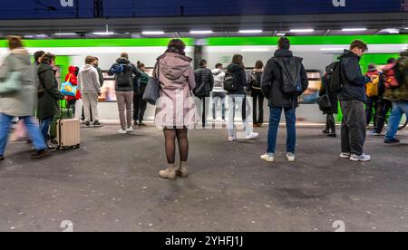 Fahrgäste Warten auf Bahnsteig 7, des Hauptbahnhof von Essen auf einen Regionalzug, NRW, Deutschland, Bahnverkehr E HBF *** passagers en attente d'un train régional sur le quai 7, gare principale d'Essen, NRW, Allemagne, trafic ferroviaire E HBF Banque D'Images