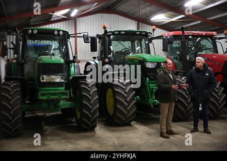 Mars, Angleterre, Royaume-Uni. 11 novembre 2024. TIM TAYLOR (à gauche) et le député local STEVE BARCLAY s'adressent à 20 fermiers de Fenland dans un hangar à tracteurs de Riverside Farm où TAYLOR discute de se joindre à d'autres fermiers pour la manifestation à Londres le 9 novembre. L'agriculteur TIM TAYLOR a lancé un groupe de campagne pour les agriculteurs pour rivaliser avec le Syndicat national des agriculteurs sans dents, son groupe vise à rassembler les gens ruraux et à préserver leur mode de vie. Ils parlent de devoir peut-être prendre des mesures extrêmes comme bloquer les routes et les ports et ne pas livrer de marchandises aux supermarchés à la suite de la décision du Parti travailliste de changer d'inhe Banque D'Images