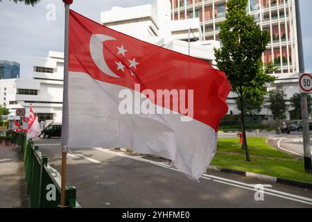 Des drapeaux nationaux de Singapour ont flotté dans les rues pendant les célébrations de la fête nationale. Banque D'Images