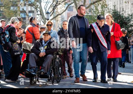 New York City, NY, États-Unis. 11 novembre 2024. Le défilé annuel de la Journée des vétérans a rassemblé des vétérans américains, des vétérans étrangers et leurs partisans pour marcher sur la Cinquième Avenue. Arthur Grabner, vétéran de la seconde Guerre mondiale, 99 ans, assis dans son fauteuil roulant, et Walter Rybarczik, vétéran de la seconde Guerre mondiale de 103 ans qui a servi comme sergent d'état-major dans l'Army Air corps lors de la cérémonie de la couronne. Crédit : Ed Lefkowicz/Alamy Live News Banque D'Images