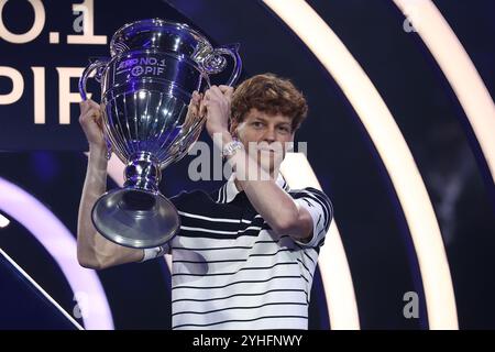 Turin, Italie. 11 novembre 2024. Jannik Sinner d'Italie reçoit le trophée ATP World Tour No 1 lors de la deuxième journée de la finale ATP Nitto. Crédit : Marco Canoniero/Alamy Live News Banque D'Images