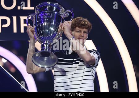 Turin, Italie. 11 novembre 2024. Jannik Sinner d'Italie reçoit le trophée ATP World Tour No 1 lors de la deuxième journée de la finale ATP Nitto. Crédit : Marco Canoniero/Alamy Live News Banque D'Images