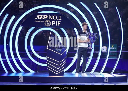 Turin, Italie. 11 novembre 2024. Jannik Sinner d'Italie reçoit le trophée ATP World Tour No 1 lors de la deuxième journée de la finale ATP Nitto. Crédit : Marco Canoniero/Alamy Live News Banque D'Images
