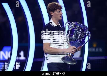 Turin, Italie. 11 novembre 2024. Jannik Sinner d'Italie reçoit le trophée ATP World Tour No 1 lors de la deuxième journée de la finale ATP Nitto. Crédit : Marco Canoniero/Alamy Live News Banque D'Images