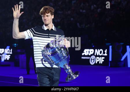 Turin, Italie. 11 novembre 2024. Jannik Sinner d'Italie reçoit le trophée ATP World Tour No 1 lors de la deuxième journée de la finale ATP Nitto. Crédit : Marco Canoniero/Alamy Live News Banque D'Images