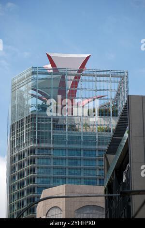 Situé au cœur du quartier des affaires de Singapour, CapitaGreen est un monument emblématique avec une couronne d'entonnoir cramoisi à pétales posée sur son toit Banque D'Images