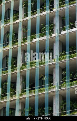L'immeuble de bureaux Capita Green est un design écologiquement durable avec des poches verticales de verdure dans le quartier des affaires de Singapour. Banque D'Images