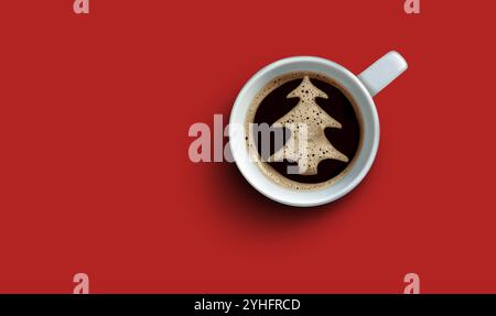 Café de fête des fêtes infusé à partir de grains torréfiés comme boisson chaude pour les vacances d'hiver ou la fête de Noël comme espresso ou presse française Banque D'Images