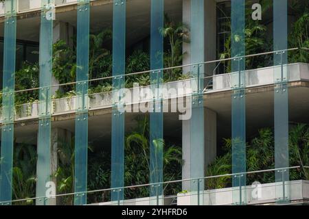 L'immeuble de bureaux Capita Green est un design écologiquement durable avec des poches verticales de verdure dans le quartier des affaires de Singapour. Banque D'Images