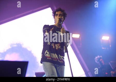 Padoue, Italie - 09 novembre 2024 : Tananai se produit en concert à la Kioene Arena de Padoue pour sa tournée 'Calmocobra Live 2024'. Banque D'Images