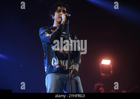 Padoue, Italie - 09 novembre 2024 : Tananai se produit en concert à la Kioene Arena de Padoue pour sa tournée 'Calmocobra Live 2024'. Banque D'Images