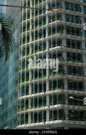 L'immeuble de bureaux Capita Green est un design écologiquement durable avec des poches verticales de verdure dans le quartier des affaires de Singapour. Banque D'Images