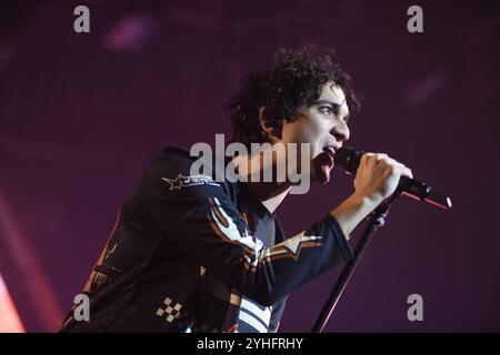 Padoue, Italie - 09 novembre 2024 : Tananai se produit en concert à la Kioene Arena de Padoue pour sa tournée 'Calmocobra Live 2024'. Banque D'Images