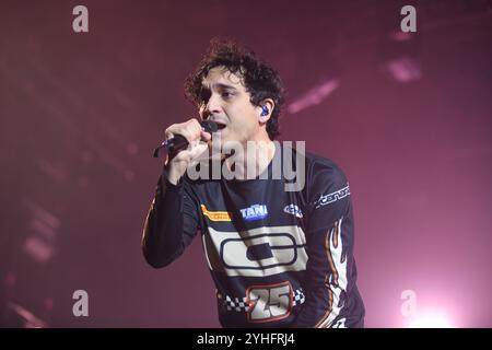 Padoue, Italie - 09 novembre 2024 : Tananai se produit en concert à la Kioene Arena de Padoue pour sa tournée 'Calmocobra Live 2024'. Banque D'Images