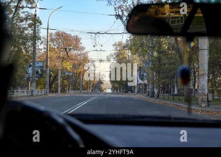 KHERSON, UKRAINE - 7 NOVEMBRE 2024 - une rue vide à Kherson, Ukraine Banque D'Images