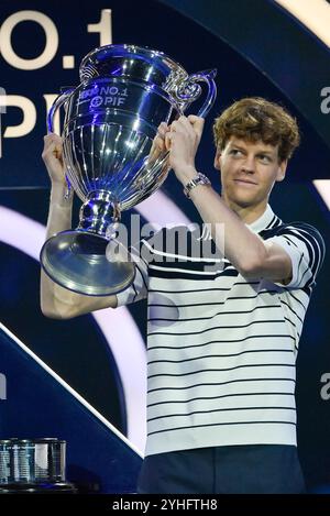 Inalpi Arena, Turin, Italie. 11 novembre 2024. Nitto ATP finals 2024 jour 2 ; Jannik Sinner d'Italie remporte l'ATP Year End World Trophy Cup crédit : action plus Sports/Alamy Live News Banque D'Images