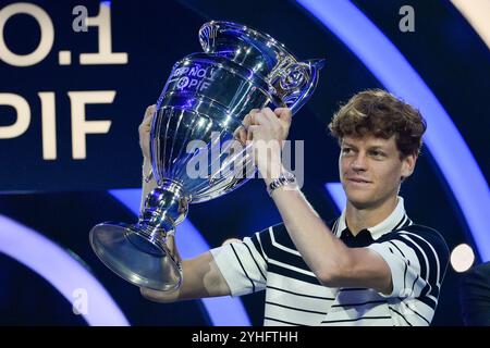 Inalpi Arena, Turin, Italie. 11 novembre 2024. Nitto ATP finals 2024 jour 2 ; Jannik Sinner d'Italie remporte l'ATP Year End World Trophy Cup crédit : action plus Sports/Alamy Live News Banque D'Images