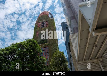 Oasia Hôtel une tour vivante à Singapour Asie est recouverte de plantes aidant à réguler la température du bâtiment par refroidissement par évaporation. Banque D'Images