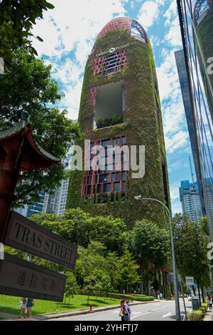 Oasia Hôtel une tour vivante à Singapour Asie est recouverte de plantes aidant à réguler la température du bâtiment par refroidissement par évaporation. Banque D'Images