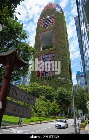 Oasia Hôtel une tour vivante à Singapour Asie est recouverte de plantes aidant à réguler la température du bâtiment par refroidissement par évaporation. Banque D'Images