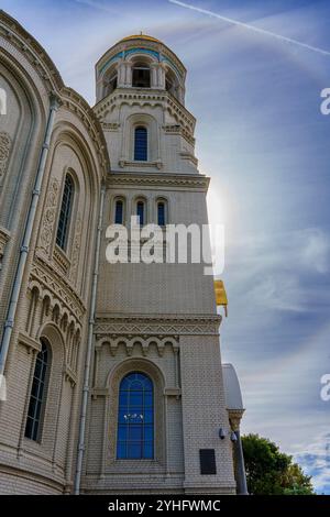 L'extérieur d'une cathédrale historique présentant des détails architecturaux ornés, y compris des fenêtres cintrées et des pierres complexes, sur un bl clair Banque D'Images