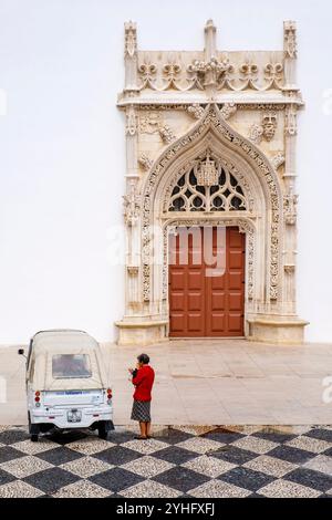 Tuklovers tuktuk et les gens en face de l'église Saint-Jean-Baptiste, place de la République, Tomar, ville des Templiers, district de Santarém, Portugal Banque D'Images