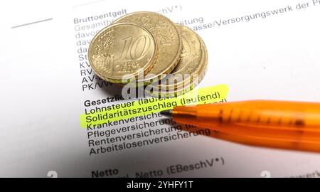 Auf einer Honorarabrechnung wird der Solidaritätszuschlag ausgewiesen. Symbolbild/Symbolfoto Solidaritätszuschlag. Schnelsen Hambourg *** la surtaxe de solidarité est indiquée sur un relevé de frais image symbole photo symbole surtaxe de solidarité Schnelsen Hambourg Banque D'Images