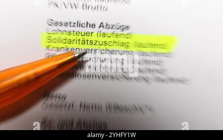 Auf einer Honorarabrechnung wird der Solidaritätszuschlag ausgewiesen. Symbolbild/Symbolfoto Solidaritätszuschlag. Schnelsen Hambourg *** la surtaxe de solidarité est indiquée sur un relevé de frais image symbole photo symbole surtaxe de solidarité Schnelsen Hambourg Banque D'Images