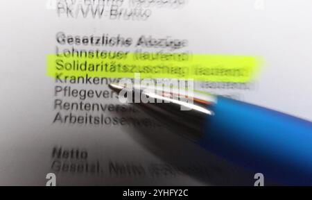 Auf einer Honorarabrechnung wird der Solidaritätszuschlag ausgewiesen. Symbolbild/Symbolfoto Solidaritätszuschlag. Schnelsen Hambourg *** la surtaxe de solidarité est indiquée sur un relevé de frais image symbole photo symbole surtaxe de solidarité Schnelsen Hambourg Banque D'Images